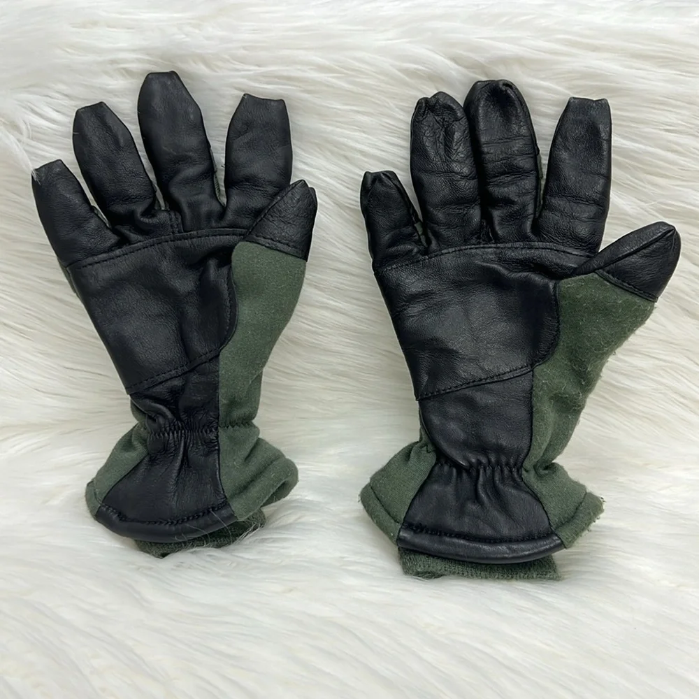 💝 10/$10 💝 Intermediate Cold Flyer's Gloves (BOTH gloves are RIGHT HAND gloves)